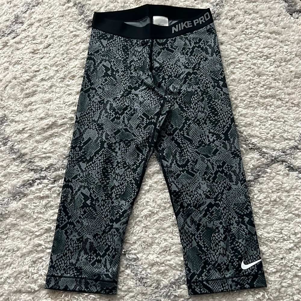 Women’s Nike Capri workout leggings size medium